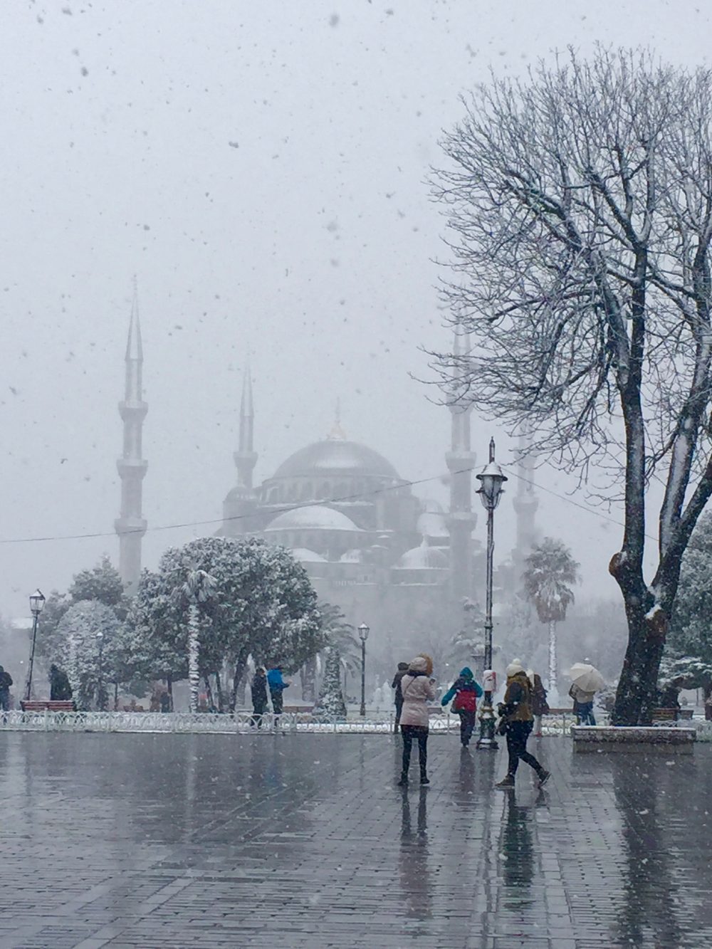 A snowy Blue Mosque in Istanbul - Places to Visit in Istanbul in Winter | https://egypt-visit.biz