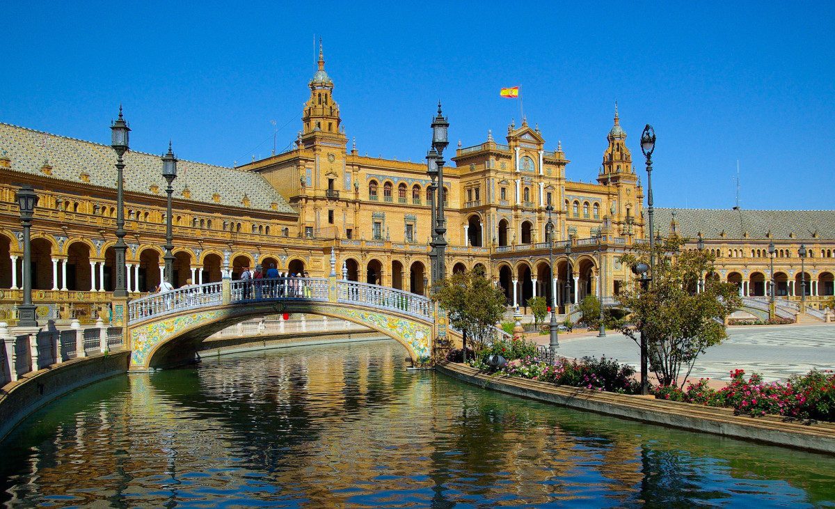 The Solo Travelers Guide to Andalusia - A complete one-week itinerary with daily schedules to plan one week in Southern Spain on a budget by Passport & Plates! | https://egypt-visit.biz